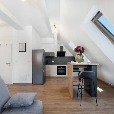 Charming 1-bedroom Loft In Siska District شقة *